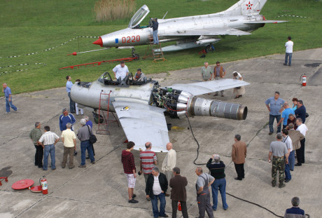 Linda foto de um MiG-15 com a cauda removida (airfighters.com)