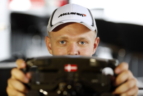 Kevin Magnussen, foi punido por ter jogado Fernando Alonso fora da pista (Foto McLaren Media Centre)