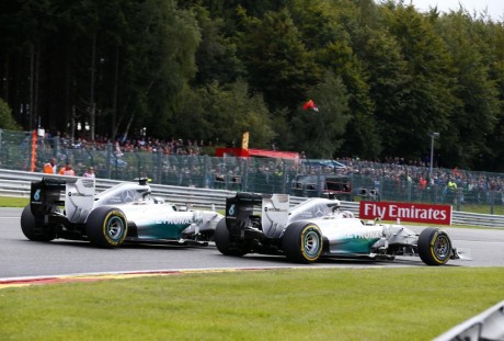 Momento crucial do GP da Bélgica: Rosberg, por fora, toca em Hamilton (Foto Mercedes Benz Media)