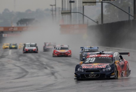  Daniel Serra aproveitou muito bem a pole position e venceu a primeira corrida (Foto Bruno Terena)