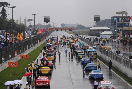 Reta do autódromo está ondulada e permite formação de poças d´água (Foto Fernanda Freixosa) concentra 