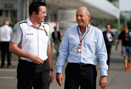 Dennis (D), joga duro com seus pilotos e pesado contra os rivais (Foto McLaren Media Centre)