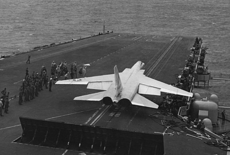 Atrás do avião, o defletor de jato erguido, para mais segurança no convés (US Navy)