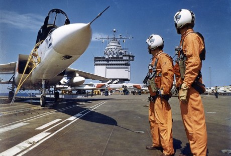 Tripulação e aeronave em foto promocional (US Navy)