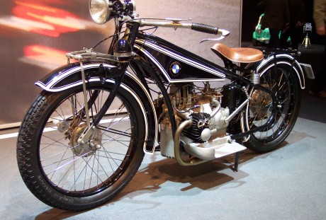 A BMW R32, lançada em 1923, estabeleceu o design que perdura