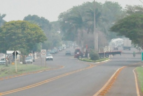 Cidade sufocada pela fumaça da queimada (regiaonews.com.br)