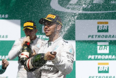 Hamilton espirra champagne e Ecclestone agita o circo (Foto Mercedes-Benz)