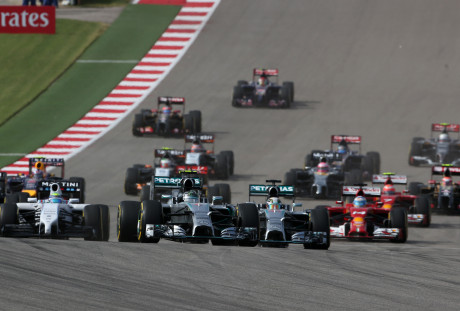 Crise da F-1 permite ver (quase) o grid inteiro em uma única foto na primeira curva (FOto Getty Images)