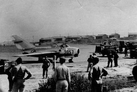 Logo após a deserção, o MiG-15 na base na Coréia do Sul (talkingproud.us)