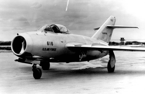 O MiG-15 com inscrições americanas, em avaliação pela USAF (Wikimedia)