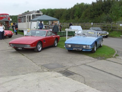 Dois dos primeiros carros, ainda TVR, durante um encontro em 2008 (pistonheads.com)