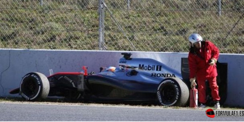 Foto do jornal Marca mostra mancha negra na lateral do carro de Alonso (Foto Marca)