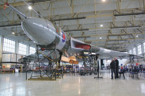 No hangar do fundo Vulcan to the Sky, manutenção constante (vulcantothesky.com)