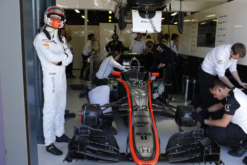 Jenson Button vê o lado sombrio da vida de um campeão mundial (Foto McLaren)