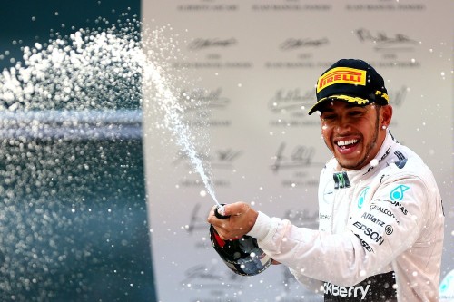 Lewis Hamilton deitou e rolou em Shangai (Foto Red Bull Content Pol)l