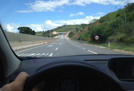 Na rodovia dos Tamoios, duplicada em parte recentemente,, a velocidade-limite de 80 km/h cai bruscamente para 60 km/h.