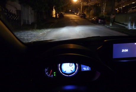 O "recorte"  da luz oferecida pelos faróis de xenônio nítido. Na estrada, induz ao uso do facho alto com frequência