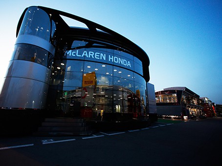 Os magníficos motorhomes da F-1 (foto McLaren)