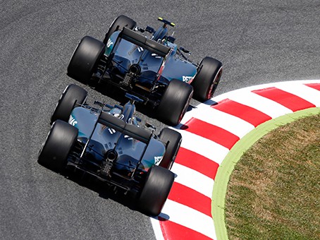 A cena mais comum do fim de semana: Hamilton atrás de Rosberg (foto Mercedes)