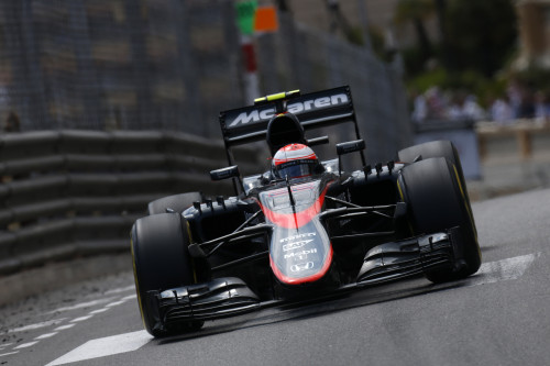 Jenson Button andou sempre nos top 10 e obteve os primeiros pontos da equipe em 2015 (foto McLaren Media Centre) 