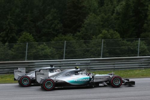 Rosberg e Hamilton, mais uma vez, despacharam a concorrência pra a classe B (foto Mercedes-Benz)