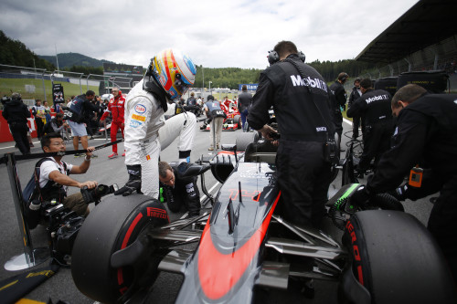 Fernando Alonso sinalizou que quer por os pés na F-Indy já em 2016 (foto McLaren Media Centre)