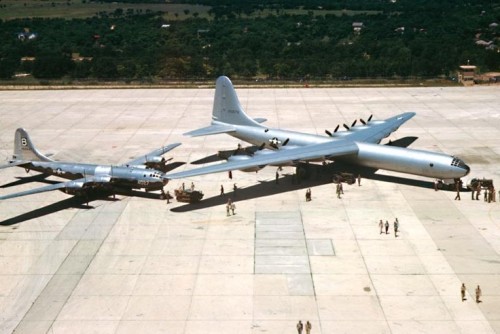 O B-36 fotografado junto ao B-29, apenas para comparação de tamanho (USAF)