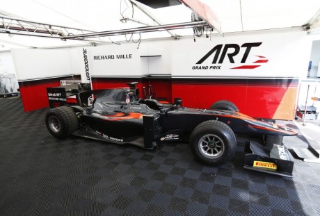 Carros da Art Grand Prix na GP2 seguem a programação visual da McLaren na F-1 (foto Art Grand Prix)