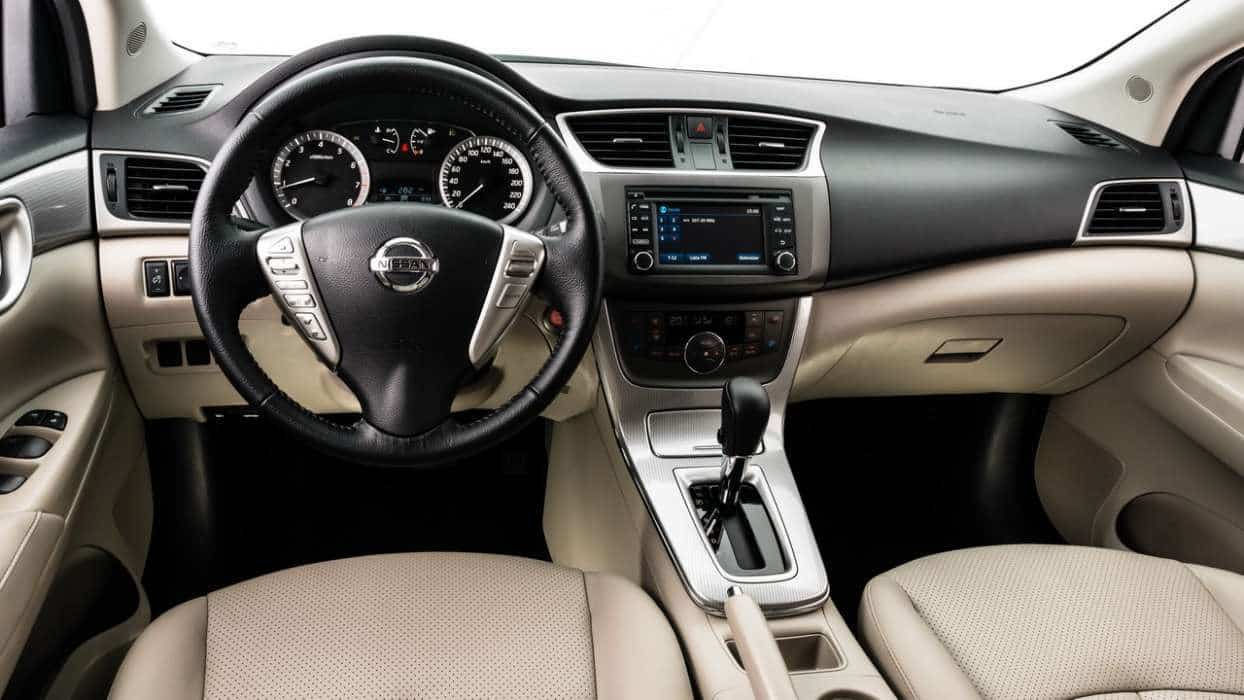 Unique, com interior cinza e bege, a Nissan chama isso de "greige" (gray + geige)