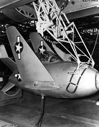 O Goblin, XF-85, na posição de carregamento no B-36, com as asas dobradas (defensemedianetwork)