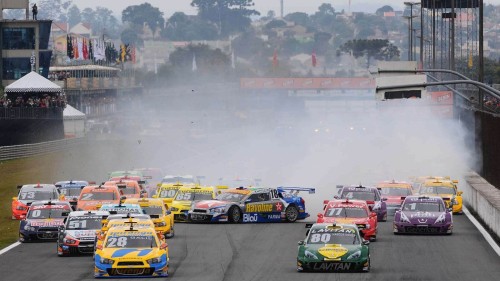 Largada da Stock Car em Curitiba teve acidente espetacular (foto Miguel Costa Jr)