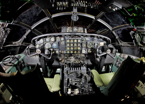 Cockpit do mesmo exemplar do museu (national-museum-af-mil)