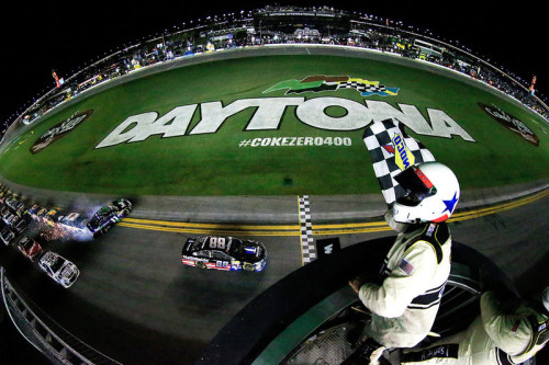 Dale Earnhardt Jr( #88) venceu a Daytona Coke Zero 400 (foto Chris Trotman/NASCAR)