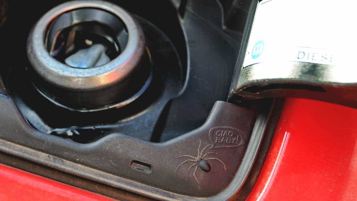 "Ciao Baby", detalhe no bocal do tanque do Renegade, sugerindo que o pouco uso pode criar teias de aranha