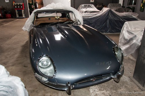 A RE é focada em carros ingleses, como este belo Jaguar E-Type (foto R E Restaurações)