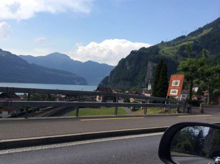 Sisikon, uma comuna na Suíça à beira do lago em meu caminho