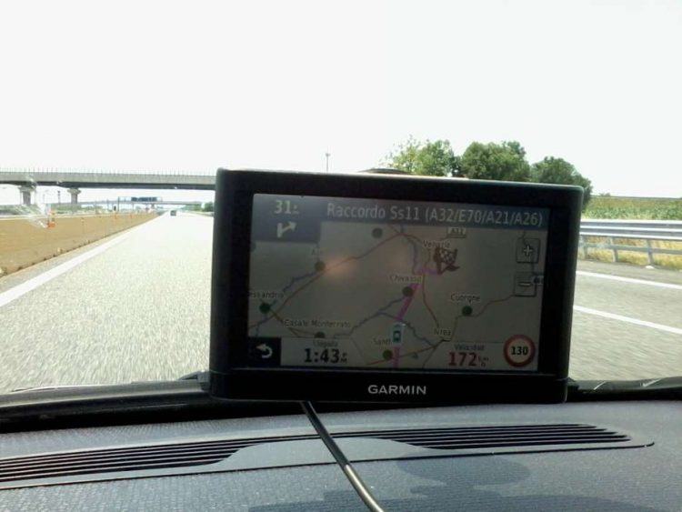Leitura do GPS, canto inferior direito, limite de velocidade local, ao lado, a velocidade instantânea