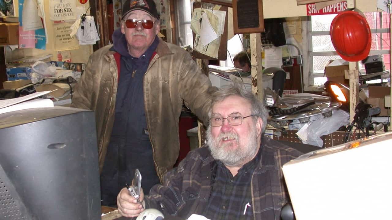 A dupla do junkyard, John Lawson (de pé) e Silas McCashin
