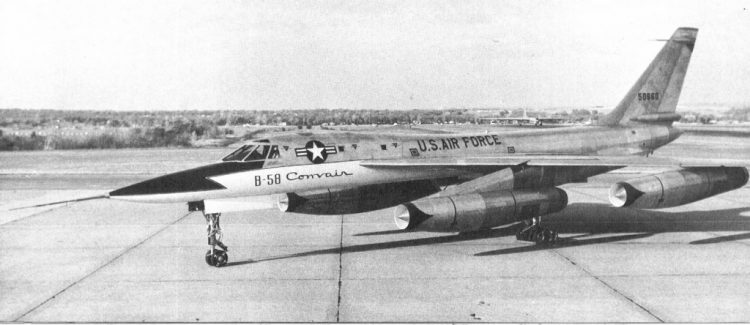 XB-58, o primeiro protótipo, sem casulo, mostra linhas esguias (USAF)