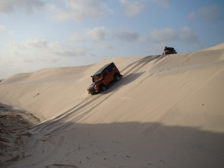 Atravessando dunas no Maranhão durante uma Expedição. As grandes viagens sempre são uma experiência fascinante. Foto: autor