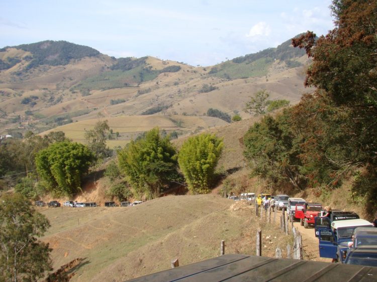 Um grande comboio de veículos 4x4 com diversas marcas, modelos, tamanhos e preços. Foto: São Bento do Sapucaí (SP)