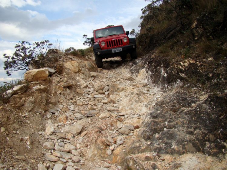 Controlar a "máquina" em terrenos acidentados e inclinados pode trazer uma "adrenalina" inacreditável. Foto: auto na Serra da Canastra (MG)