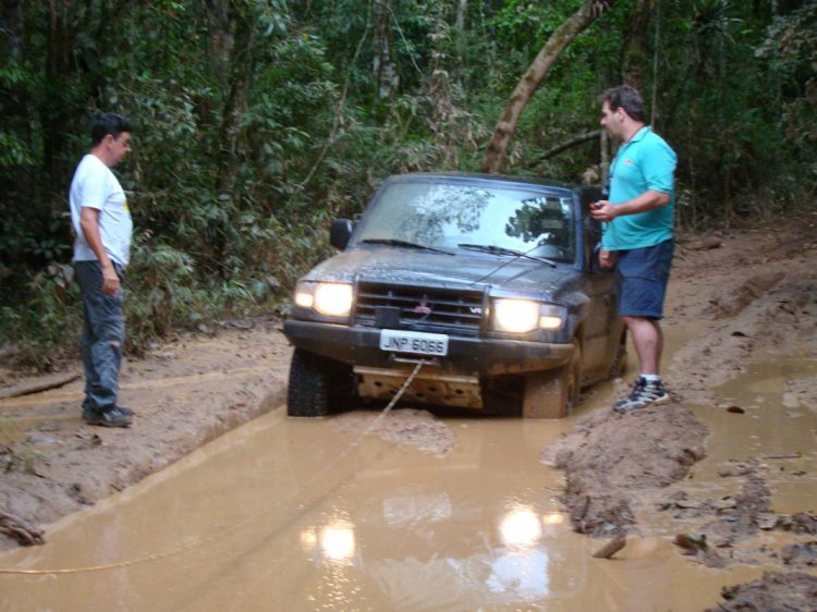 Atoleiros podem segurar o carro e você vai precisar de um guincho ou a ajuda de outro carro. Foto: Embú das Artes (SP)