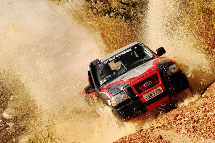 Rally de Velocidade, com o Rally dos Sertões, requer veículos preparados (principalmente, em itens de segurança e estrutura) e experiência. Mas, são incomparáveis em aventura e adrenalina. Foto: Rally dos Sertões 2009 - Etapa 3