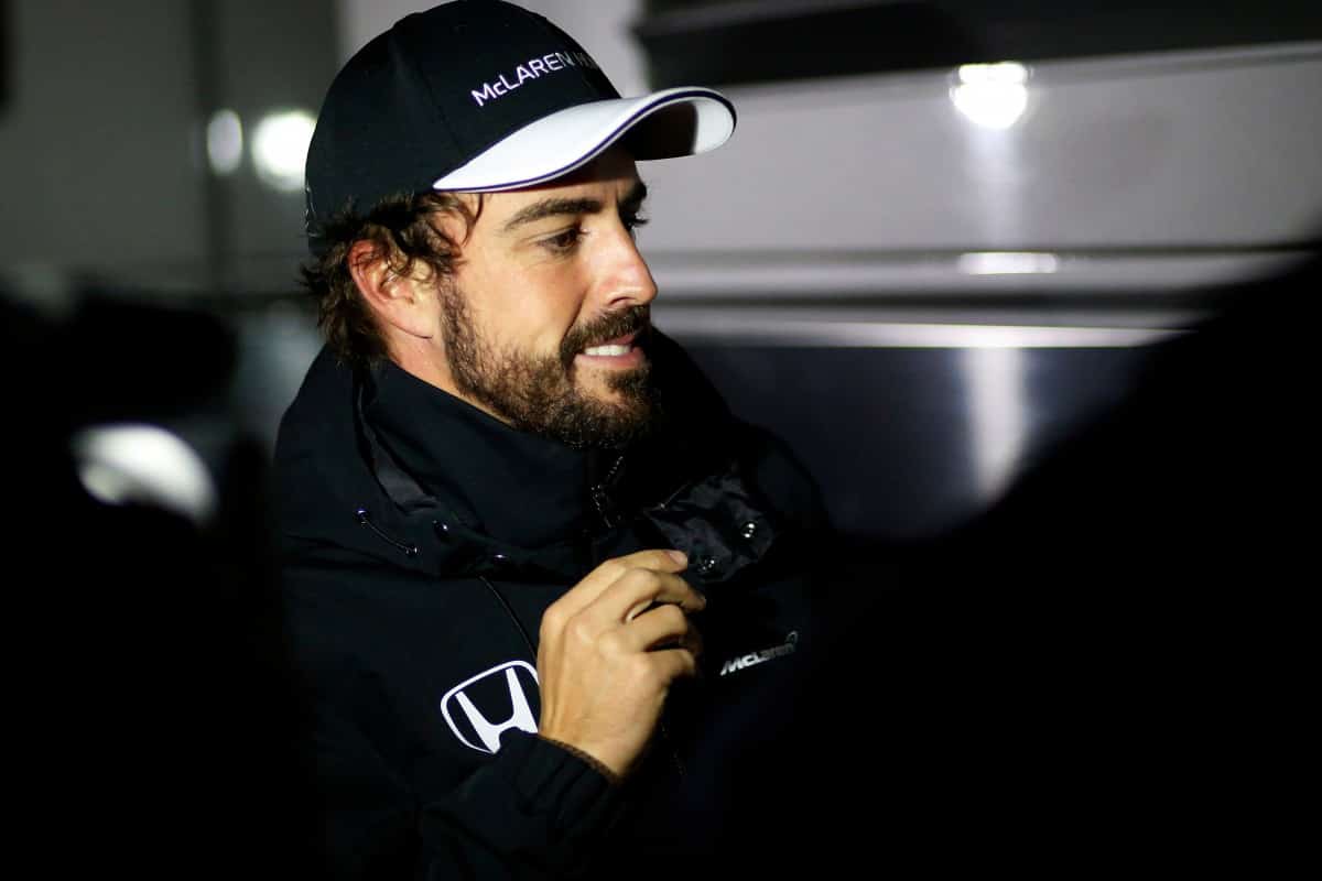 Fernando Alonso ainda sente dores no joelho direito. Se correr no Bahrein usará carro e motores novos (Foto McLaren)