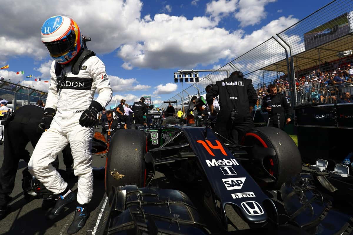 Alonso sai do carro no grid. Repetiria a ação 18 voltas mais tarde (Foto McLaren)