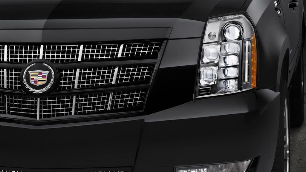 O Escalade topo de linha, modelo Platinum, e o primeiro farol totalmente de LEDs no mercado mundial (Cadillac)