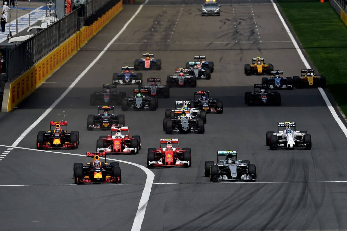 Ricciardo embaixo, esc) largou bem e liderou até os pneus jogatem contra (Foto Ferrari)