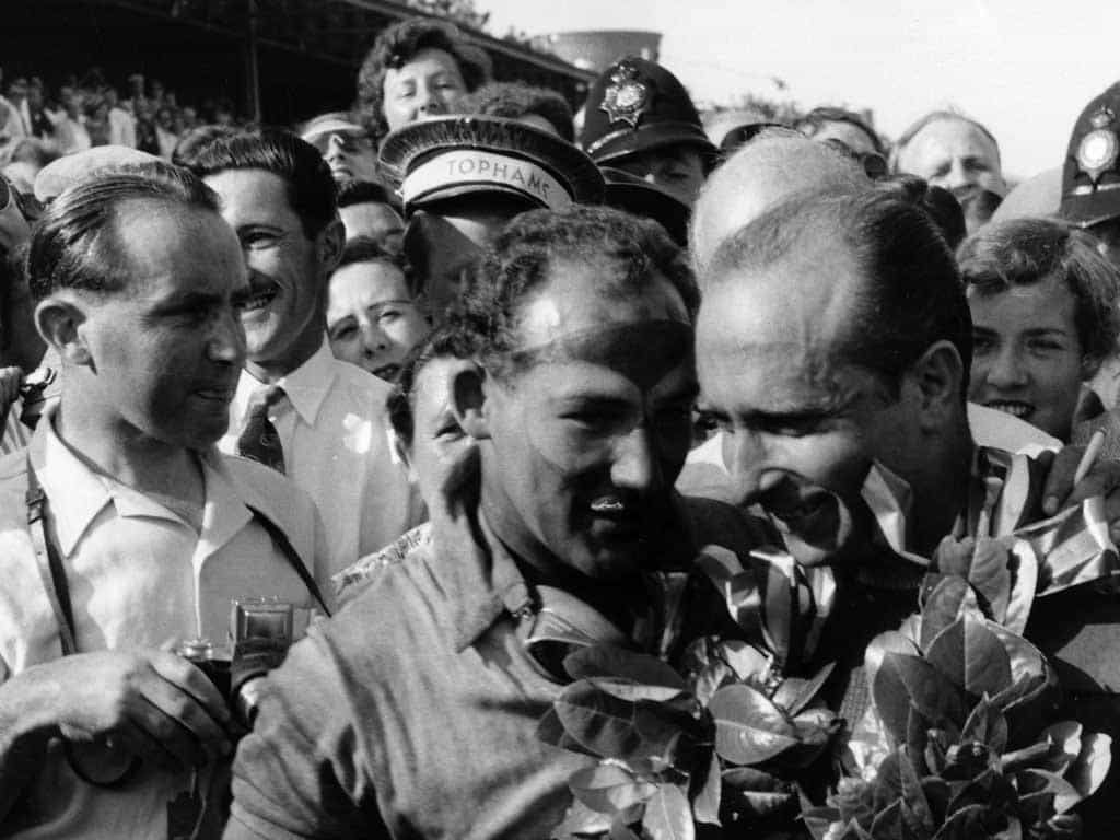 Moss e Fangio: celebração contia no GP da Inglaterra de 1955 (Foto F1 fanatics.co. uk)
