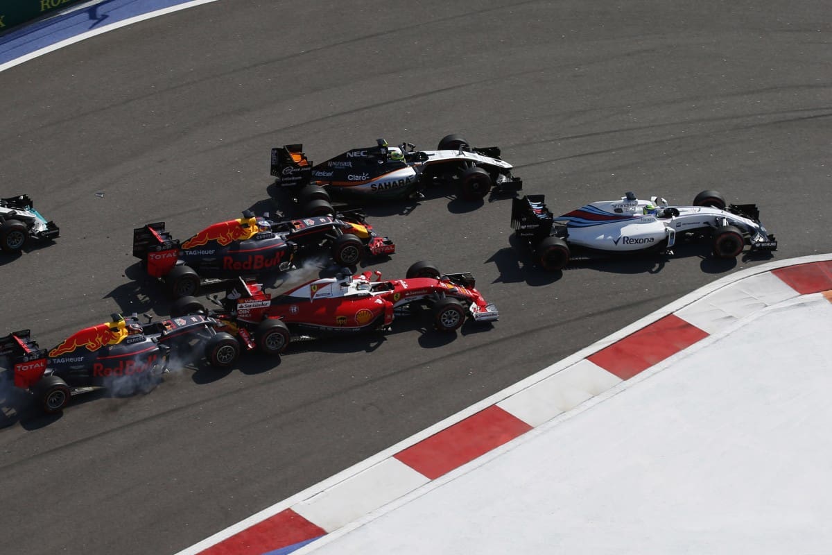 Kvyat freou na traseira do carro de Vettel e, por tabela, também arruinou a corrida de Ricciardo (Foto LAT)